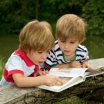 p. 66 jongens lezen samen een boek-min (1)